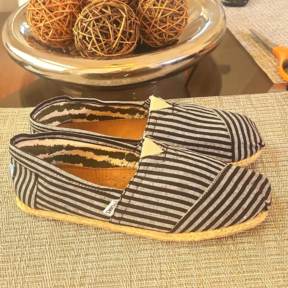 Toms Classic Stylish Stripped  Black/Silver Canvas Men 11 Alpargatas Shoes
